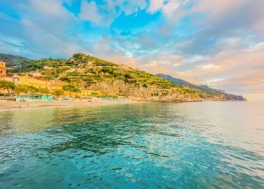 Minori eski şehir ve yaz plajı Şemsiyeli, İtalya