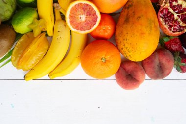 Beyaz ahşap arka planda tropikal meyvelerin yaz karışımı