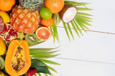 Beyaz yerine tropikal meyvelerin yaz karışımı