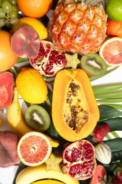 Yeşil yaprağın üzerinde tropikal meyvelerin yaz karışımı