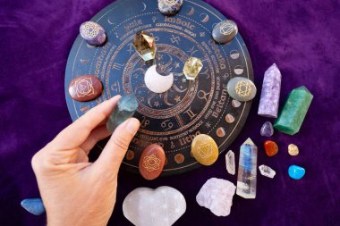 Gemstone mineralleri, astroloji masasının üzerindeki taşlar ve dikilitaşları. Büyücülük, bitkisel tıp ve iyileştirme, Reiki Kristal Ayini için Sihirli İyileştirme Kayası, cadılık, ruhsal esrarengiz uygulama