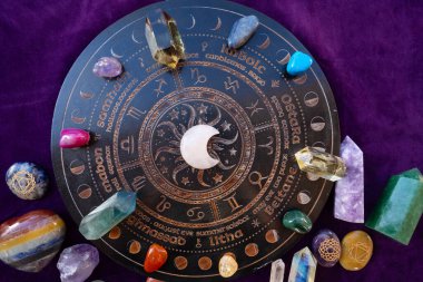 Gemstone mineralleri, astroloji masasının üzerindeki taşlar ve dikilitaşları. Büyücülük, bitkisel tıp ve iyileştirme, Reiki Kristal Ayini için Sihirli İyileştirme Kayası, cadılık, ruhsal esrarengiz uygulama