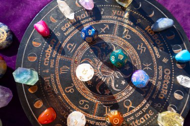 Kehanet zarları ve doğum taşlarıyla burç çemberi. Falcılık ve astroloji grafikleri konsept, sihirli ritüeller ve dışsal deneyimler öngörüyor