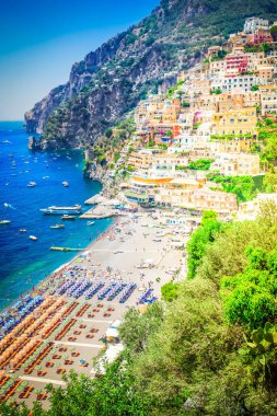 Plaj Positano yukarıda - ünlü eski İtalyanca resort, İtalya