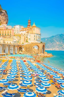 Şemsiye ile Amalfi şehir ve yaz Atrani plaj , İtalya, retro tonda