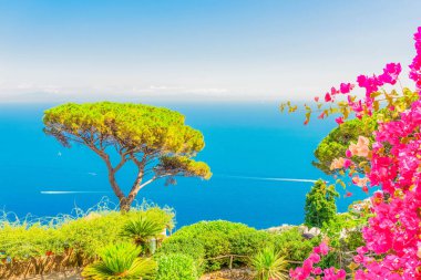 Tiren Denizi suları ve Amalfi kıyılarının doğası, İtalya
