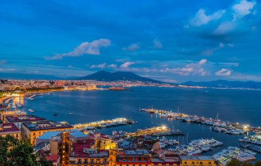Napoli 'nin panoramik şehir manzarası Vesuvius volkanı ile geceleyin, İtalya