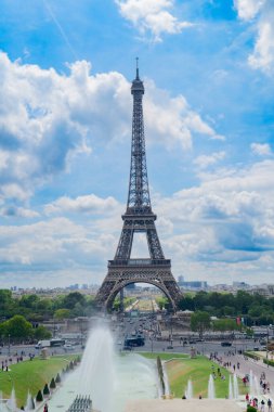 Trocadero çeşmeli Eyfel Kulesi, yazın Paris, Fransa