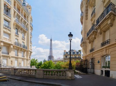 Meşhur Eyfel Kulesi ve Paris şehri İlkbaharda, güneşli Paris Fransa