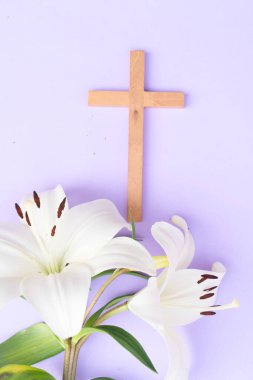 Boyanmış yumurtalarla ahşap haç, Hıristiyan Paskalyası konsepti