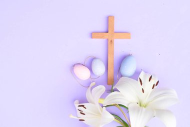 Boyanmış yumurtalarla ahşap haç, Hıristiyan Paskalyası konsepti