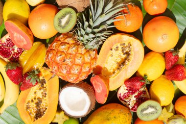 Yeşil yaprağın üzerinde tropikal meyvelerin yaz karışımı