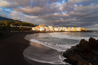 Okyanus gün batımında Puerto de la Cruz, İspanya