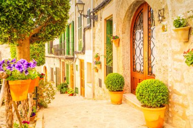 İspanya 'nın eski Valdemossa şehrinde bir sokak.