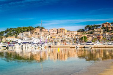 Mallorca Adası 'nda gemileri olan Port Soller Limanı manzarası