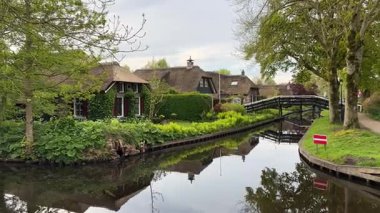 Hollanda 'nın kırsal kesimlerinde eski küçük bir kasaba olan Giethoorn' da kanallar ve botlar, Hollanda
