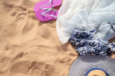 Gua sha, yüz masajı silindiri siyah kum arka planında doğal taştan yapılmış.