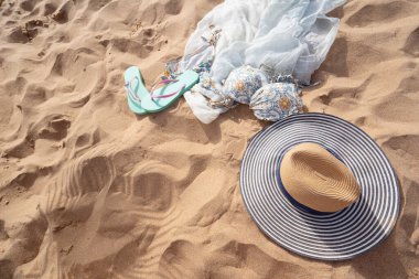 Gua sha, yüz masajı silindiri siyah kum arka planında doğal taştan yapılmış.