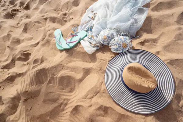 Gua sha, yüz masajı silindiri siyah kum arka planında doğal taştan yapılmış.