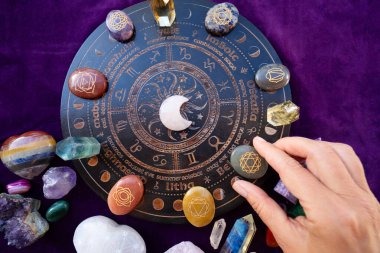 Gemstone mineralleri, astroloji masasının üzerindeki taşlar ve dikilitaşları. Büyücülük, bitkisel tıp ve iyileştirme, Reiki Kristal Ayini için Sihirli İyileştirme Kayası, cadılık, ruhsal esrarengiz uygulama