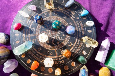 Kehanet zarları ve doğum taşlarıyla burç çemberi. Falcılık ve astroloji grafikleri konsept, sihirli ritüeller ve dışsal deneyimler öngörüyor
