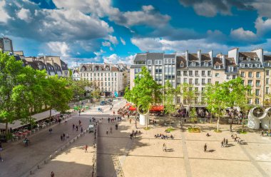 Kare Georges Pompidou güneşli bir gün, Paris, Fransa