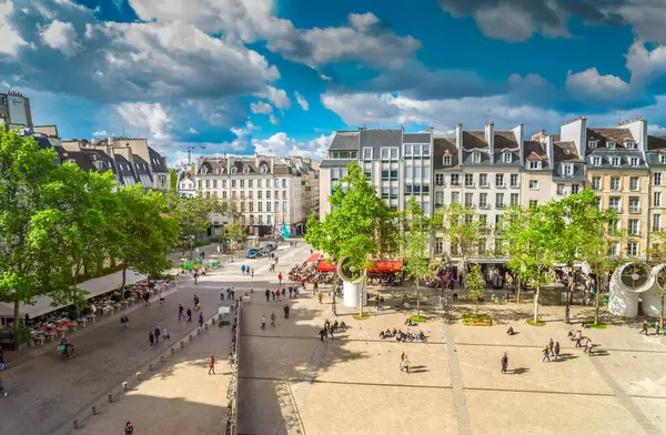 Kare Georges Pompidou güneşli bir gün, Paris, Fransa