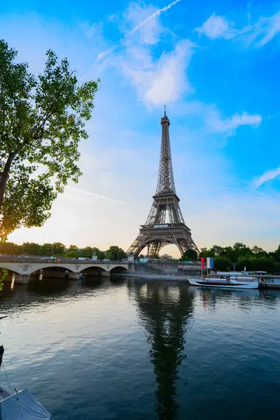 Paris Eyfel Kulesi ve Paris, Fransa 'da gün doğumuyla Seine Nehri. Eyfel Kulesi, Paris 'in en ikonik simgelerinden biri, web pankartı formatıdır.