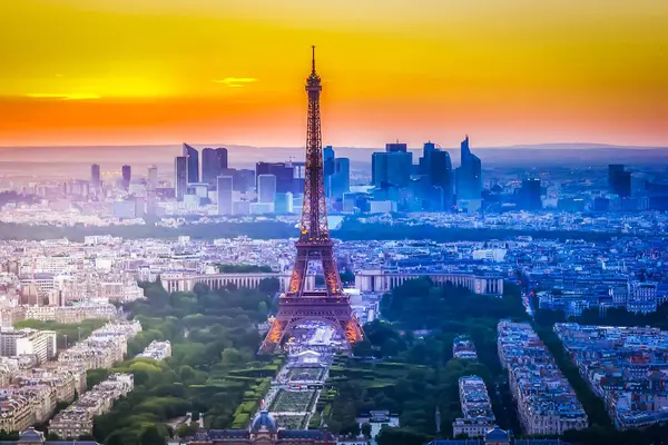 Turuncu günbatımı güneş ışığı altında Fransa yukarıdan Eyfel Kulesi ve Paris cityscape bakış