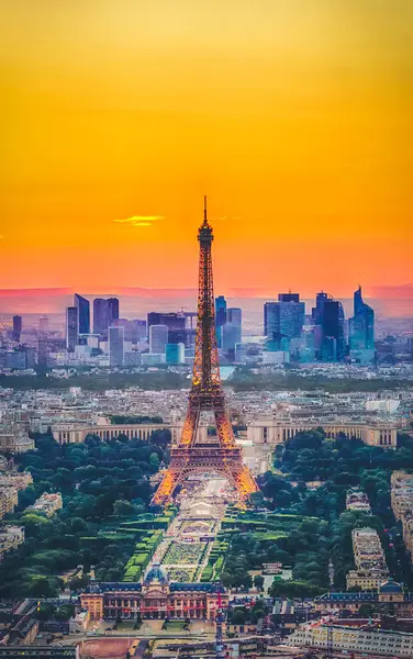 Turuncu günbatımı güneş ışığı altında Fransa yukarıdan Eyfel Kulesi ve Paris cityscape bakış