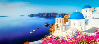 Beyaz kilise çan kulesi ve deniz manzaralı volkan kalderası, Santorini Adası, Yunanistan, sancak hakkında güzel detaylar