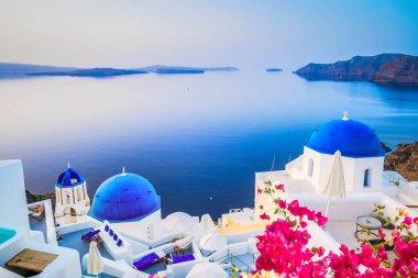 Geleneksel Yunan köyü Santorini 'nin Oia' sı, mavi kilise ve köy çatıları, Yunanistan