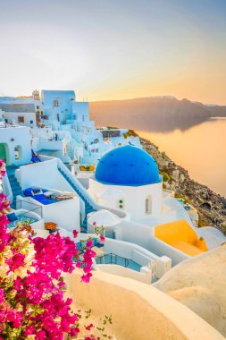 Geleneksel Yunan köyü Santorini 'nin Oia' sı, mavi kilise ve köy çatıları, Yunanistan