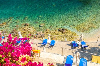 Paleokastritsa plajı, küçük körfez ve Yunanistan 'ın Korfu kentindeki İyon denizi temiz su