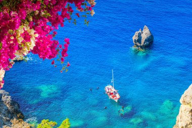 Paleokastritsa plajı, küçük körfez ve Yunanistan 'ın Korfu kentindeki İyon denizi, yukarıdan görünüyor.