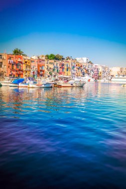 Marina Grande Limanı Procida Adası, İtalya 'nın renkli eski evleri