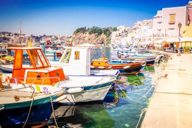 Procida adası renkli şehir set, İtalya demirli tekneler ile