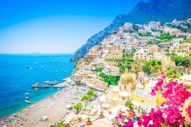 Positano şehir ve plaj görünümü - çiçekleri ile yaz ünlü eski İtalyan tatil, İtalya