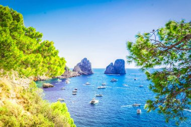 Ünlü Faraglioni Kayalıkları ve Capri Adası coast, İtalya, tonda retro