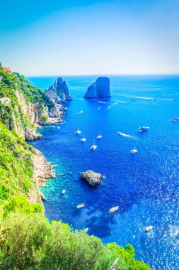 Ünlü Faraglioni Kayalıkları ve Capri Adası coast, İtalya, tonda retro