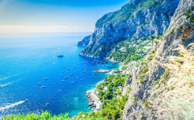 Ünlü Faraglioni Kayalıkları ve Capri Adası coast, İtalya, tonda retro