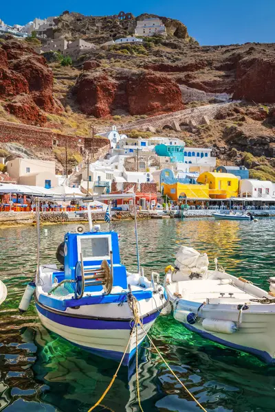 Tekneli Amoudi Körfezi, Oia Limanı, Santorini Yunanistan güneşli yaz mevsiminde