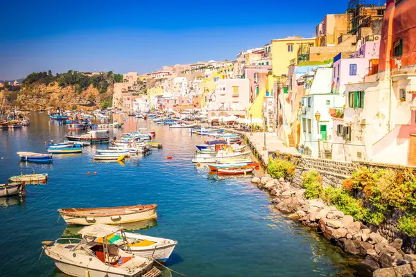 Yazın limanı olan Procida Adası renkli bir kasaba, İtalya,