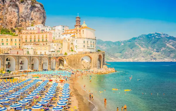 Yaz Atrani plaj mavi şemsiye ve deniz suyu, İtalya