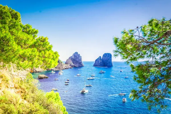 Ünlü Faraglioni Kayalıkları ve Capri Adası coast, İtalya, tonda retro