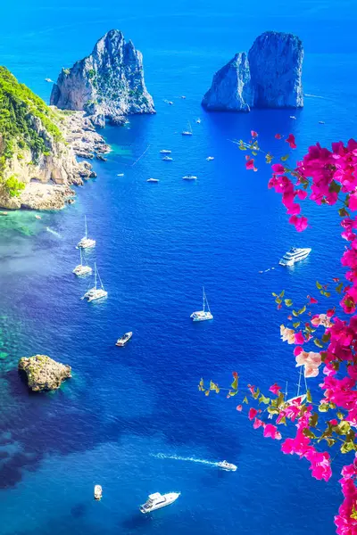 Ünlü Faraglioni Kayalıkları ve Capri Adası coast, İtalya, tonda retro