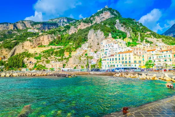 Amalfi eski şehir ve yaz plajı Şemsiyeli, İtalya