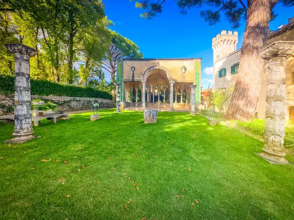 İtalya 'nın Amalfi kıyısındaki Ravello köyünün parkındaki çeşme.