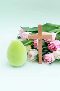 Tavuklu yeşil Paskalya yumurtaları ve taze laleler, Hıristiyan Paskalya konsepti.