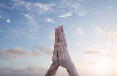 Hristiyan duası. Diz çöküp dua eden erkek ya da kadın, günbatımı arka planda. Tanrıya diz çökerek dua et.